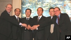 朝核六方会谈谈判代表在北京会谈后联手摄影留念,左起第三人是武大伟(资料照)