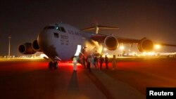 2013年12月19日凌晨,美国空军运输机载着两名从关塔纳摩被释放的苏丹籍被羁押人抵达喀土穆机场。