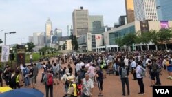 2019年8月28日香港民众在港岛中区抗议国泰航空屈服北京压力打压员工 (美国之音黎堡拍摄)