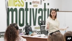 Фото для ілюстрації: Урок для українських біженців у Польщі проводить фонд Unbreakable Ukraine, 2023 рік