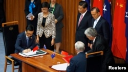 2014年11月17日,中国与澳大利亚在堪培拉国会大楼举行两国自由贸易协定签字仪式。中国国家主席习近平在签字仪式上。