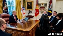 2019年4月13日美国总统特朗普在椭圆形办公室会见推特首席执行官杰克·多尔西(特朗普推特图片)。