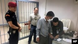 Boonchai Bach ကို စစ်ဆေးနေစဉ်