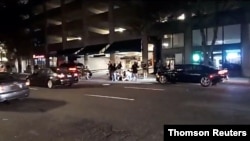 俄勒冈州波特兰市 人们围在枪击遇害者周围。(路透社提供)People surround a victim of a shooting in Portland, Oregon