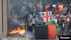 反移民抗议活动继续在英国各地上演,罗瑟勒姆的示威者在反移民抗议活动中扔垃圾桶。(2024年8月4日)