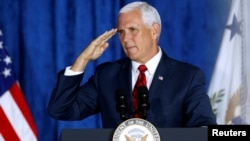 彭斯2018年8月在一场活动中向美军致敬(路透社)