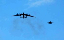 俄罗斯一架图-95远程轰炸机2008年2月9日在日本以南美军航母附近被拦截(美国海军照片)