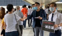 公民党立法会议员郭家麒(右)及杨岳桥在湾仔派传单,反对港版中国国安法立法。 (美国之音/汤惠芸)