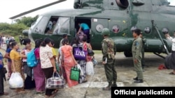 စစ်ဆင်ရေးနယ်မြေတွင်းက မောင်တောဒေသခံများကို စစ်ရဟတ်ယာဉ်နဲ့ ပြောင်းရွှေ့ပေးနေ။ (MOI)