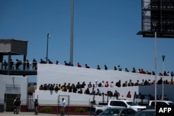 墨西哥最北部的下加州美墨埃尔查帕拉尔过境口岸要求美国当局庇护排队面试的移民队伍。(2024年5月18日)