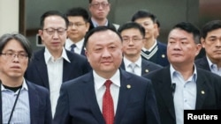 中国上海市副市长华源率团抵达台北松山机场出席“双城论坛”。(2024年12月16日)