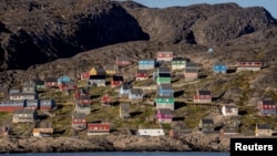 资料照:格陵兰岛康克鲁斯苏亚克峡湾的一个村庄。(2024年7月3日)