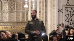 资料照片:2024年12月8日,伊斯兰主义组织沙姆解放组织领导人阿布·穆罕默德·朱拉尼在大马士革著名的倭马亚大清真寺对人群讲话。朱拉尼已开始使用他的真名艾哈迈德·沙拉。