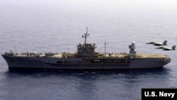 2020年5月30日美国海军蓝岭号两栖作战指挥舰(USS Blue Ridge LCC-19)在菲律宾海训练(美国海军照片)