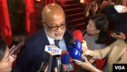 圣卢西亚驻美大使埃德蒙兹2019年10月10日参加台湾驻美代表处庆祝双十酒会接受媒体采访(美国之音锺辰芳拍摄)