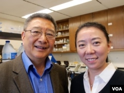 洛杉矶加大的张作风教授和朱怡芳副教授(美国之音国符拍摄)