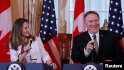 加拿大外长弗里兰(左)与美国国务卿蓬佩奥2018年12月14日出席记者会(路透社)