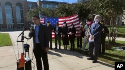 一位八年级学生家长詹姆斯·潘(James Pan)谈到了他和其他家长对费尔法克斯县教育局提出的诉讼,该局计划改革托马斯·杰斐逊科技高中的招生程序,该高中是全美一所知名的精英高中,经常被列为全美最好高中之一。(资料照片,2020年11月5日)