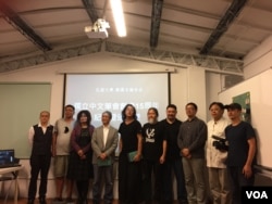 吾尔开希等人士赶来支持独立中文笔会创会15周年( 美国之音易林拍摄)