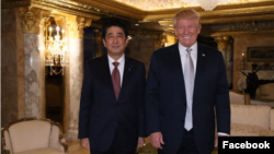 资料照片:特朗普在第一次当选美国总统后会见已故的时任日本首相安倍晋三。(2016年11月17日)