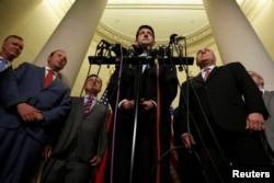 美国联邦众议院议长瑞安、多数党党鞭斯考利斯等共和党议员在国会(资料图)