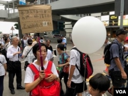 香港银发族2019年7月17日上街游行支持年轻人反送中抗争 (美国之音海彦拍摄)
