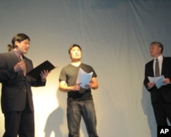 好莱坞演员演出审判刘晓波右为邓竞存(美国之音容易拍摄)