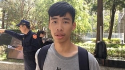 台大学生会会长涂俊清11月15日在抗议活动现场接受美国之音访问。(美国之音齐勇明拍摄)