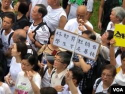 香港银发族2019年7月17日上街游行支持年轻人反送中抗争 (美国之音海彦拍摄)