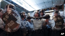 亲中人士与要求民主的抗议者在香港九龙湾淘大商场对峙并打斗,警方介入。(2019年9月14日)