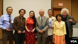 得奖者合影,右二为视觉艺术家协会会长刘雅雅(美国之音国符拍摄)