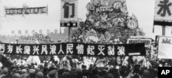 1976年4月1日,人们在北京天安门广场悼念周恩来,抨击毛泽东的文革亲信