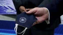 美国总统特朗普2020年5月21日访问密西根州一间汽车制造厂时手拿着口罩(路透社)