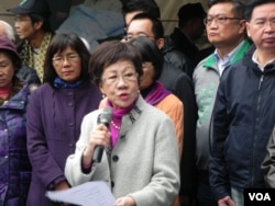 吕秀莲宣读绝食宣言(美国之音许波拍摄)