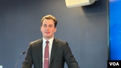 美国宾州大学佩里世界之家全球秩序项目资深经理善学在乔治华盛顿大学西格尔亚洲研究中心分析台湾政局。(2025年3月4日,美国之音锺辰芳拍摄)