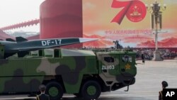中国军车载着DF-17东风高超音速弹道导弹参加中国国庆70周年典礼。(2019年10月1日)