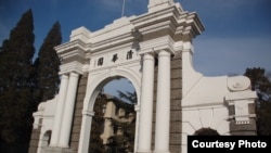 北京清华大学的清华园牌坊,曾经是清华大学校门,现在是二校门(资料照)