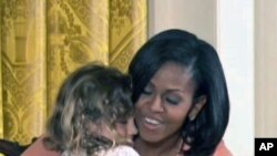 米歇尔.奥巴马拥抱小女孩寿星