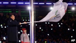 平昌冬奥会闭幕式上,北京市长陈吉宁挥舞奥运旗帜。北京将主办2022年冬奥会(2018年2月25日)。李大同给陈吉宁、徐韬、任鸣、杨元庆等55名北京市全国人大代表写了公开信。