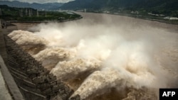 中国湖北三峡大坝开闸泄洪。(2020年7月19日)