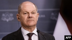 Канцлер Німеччини Олаф Шольц висловився за те, щоб використати доходи на заморожені російські активи, щоб придбати зброю для України. Фото: Gints Ivuskans / AFP