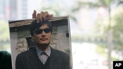 一名陈光诚支持者5月2日在香港手举陈光诚像,收集支持者签名