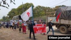 နေ့စဉ် လူရာနဲ့ချီ ဆန္ဒထုတ်ဖော်နေတဲ့ မန္တလေးမြို့ စက်မှု သပိတ်မြင်ကွင်း။ (ဧပြီ ၂၈၊ ၂၀၂၁)