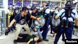 2019年8月13日香港警察在国际机场驱逐在那里的发送中示威人群。