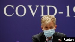 资料照片-世界卫生组织(WHO)的布鲁斯·艾尔沃德(Bruce Aylward)出席世卫组织-中国Covid-19联合任务的新闻发布会，介绍其对中国北京冠状病毒爆发的调查情况。(2020年2月24日)