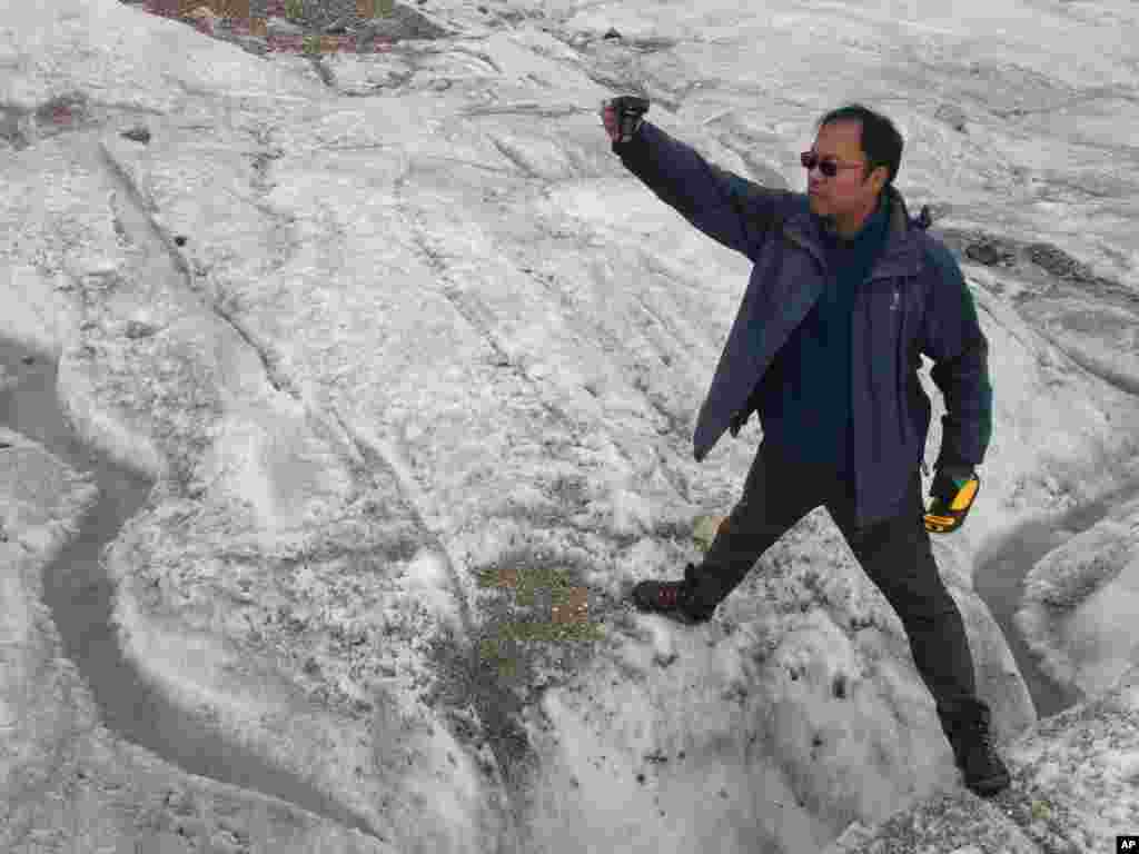 冰川学家拍摄中国云南玉龙雪山白水1号冰川上的裂缝,由于比较接近赤道,这是世界上融化最快的冰川(2018年9月22日)。