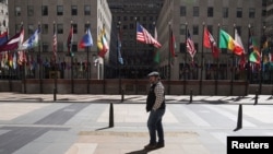 疫情中,一位行人路过纽约市的洛克菲勒中心。