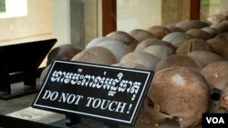 红色高棉“杀人场”大屠杀纪念馆。相当一部分柬埔寨人认为,“杀人场”和“S-21集中营”是越南人编造出来的。(美国之音朱诺拍摄,2013年5月30日)