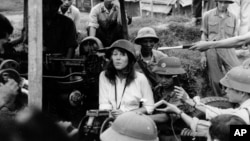 Diễn viên và nhà hoạt động Mỹ Jane Fonda hát bên những người lính và phóng viên trong chuyến thăm tới Hà Nội tháng 7/1972. Mặc dù chuyến thăm này gây nhiều tranh cãi nhưng bà nói không "hối hận" vì đã tới Việt Nam.