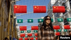 澳门议事亭前地广场,中国五星旗与澳门特区旗帜并列,庆祝澳门回归中国25周年。(路透社:2024年12月17日)
